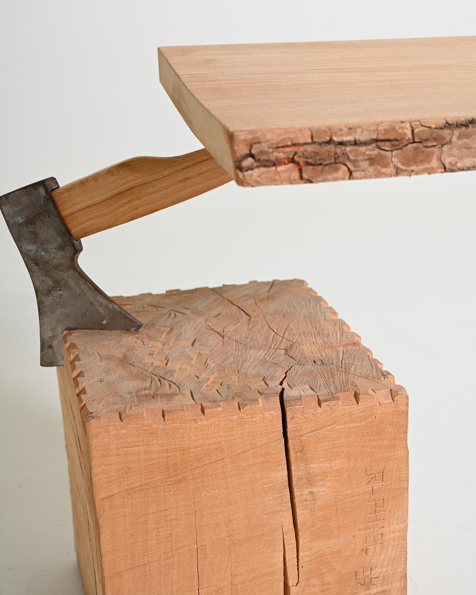 Tavolino "Chopping Block with Axe" di Raphael Springmann