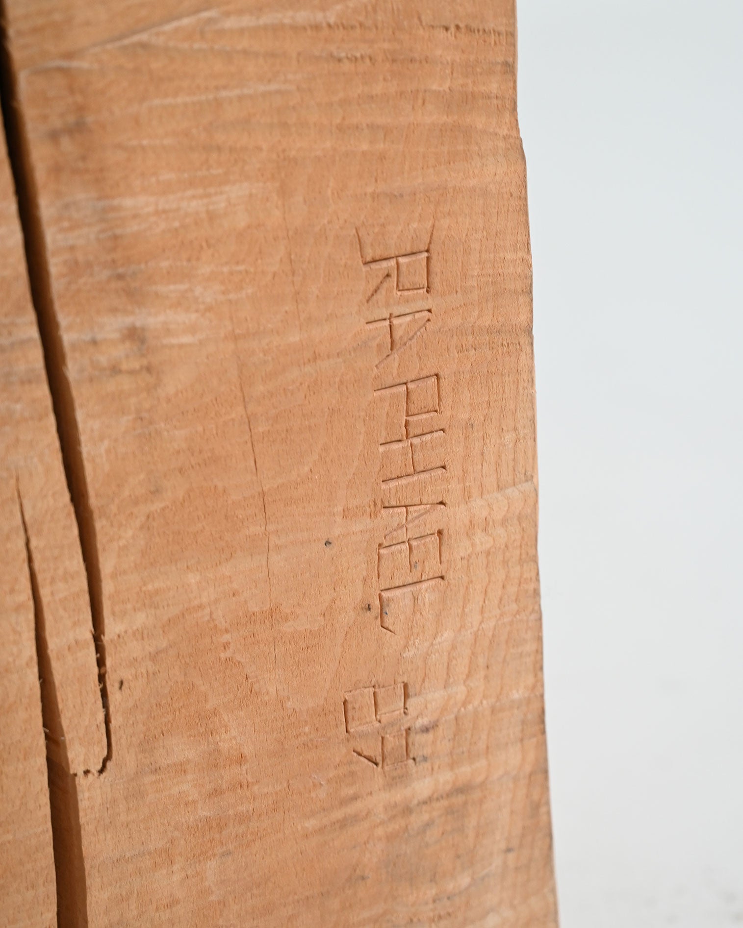 Tavolino "Chopping Block with Axe" di Raphael Springmann