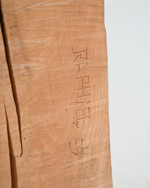 Tavolino "Chopping Block with Axe" di Raphael Springmann