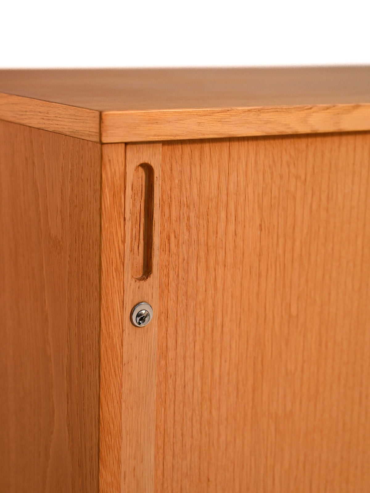 Cabinet scandinavo in rovere con anta a rullo, anni ’60