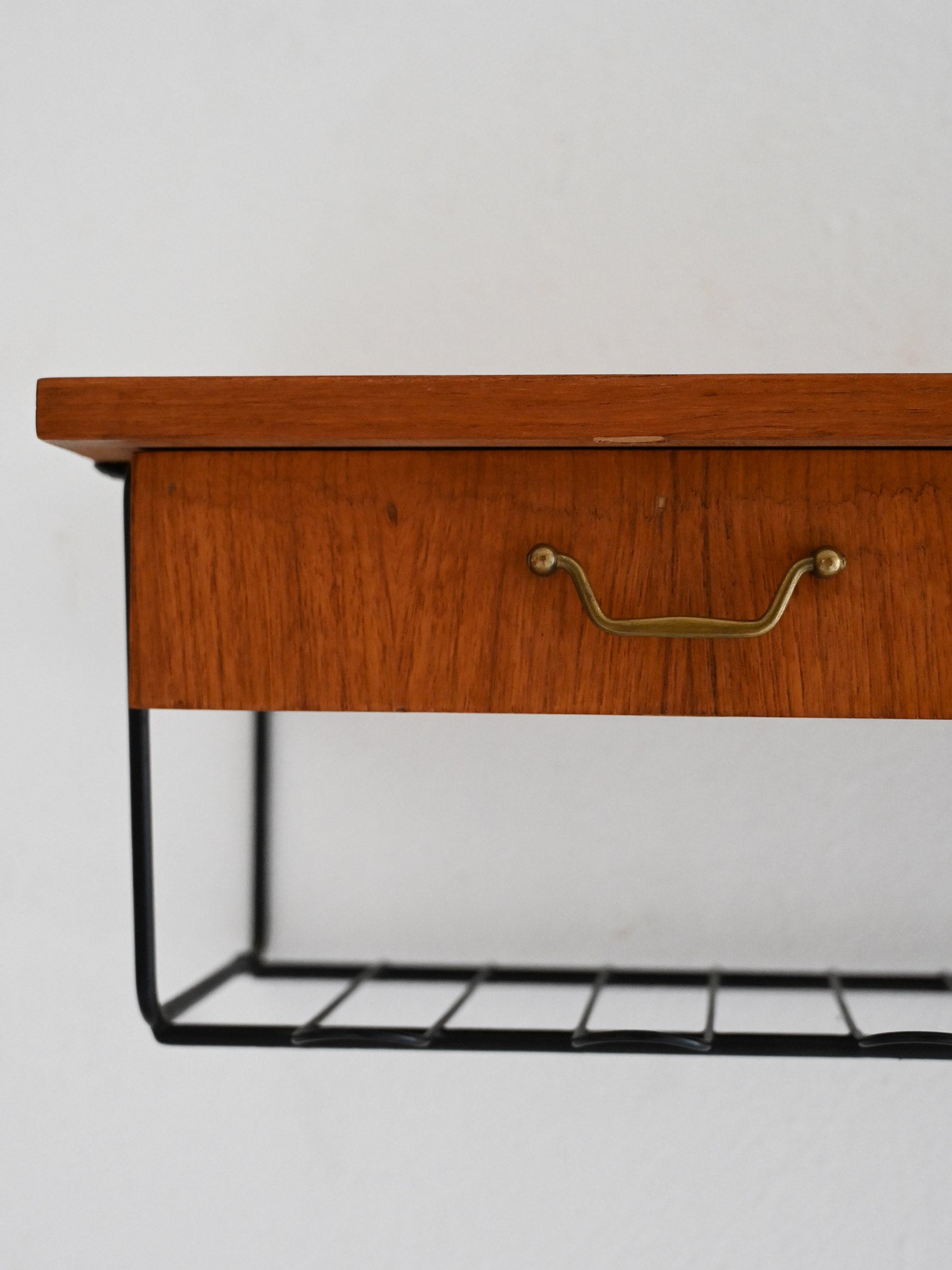 Comodino da parete scandinavo vintage in teak con due cassetti