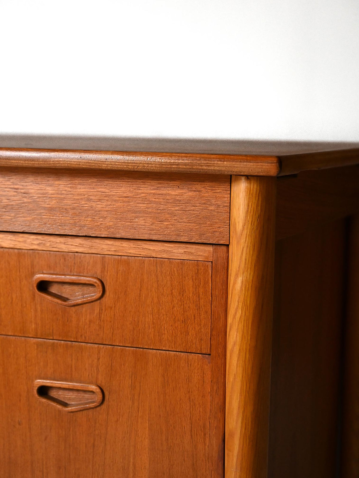 Scrivania scandinava vintage con cassetti regolabili