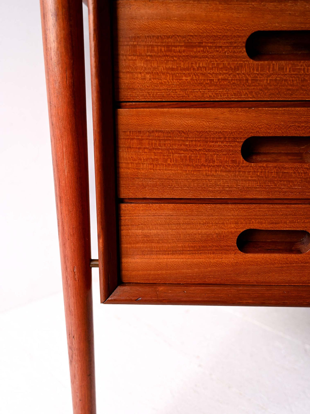 Scrivania scandinava vintage con blocco di cassetti e vano libreria