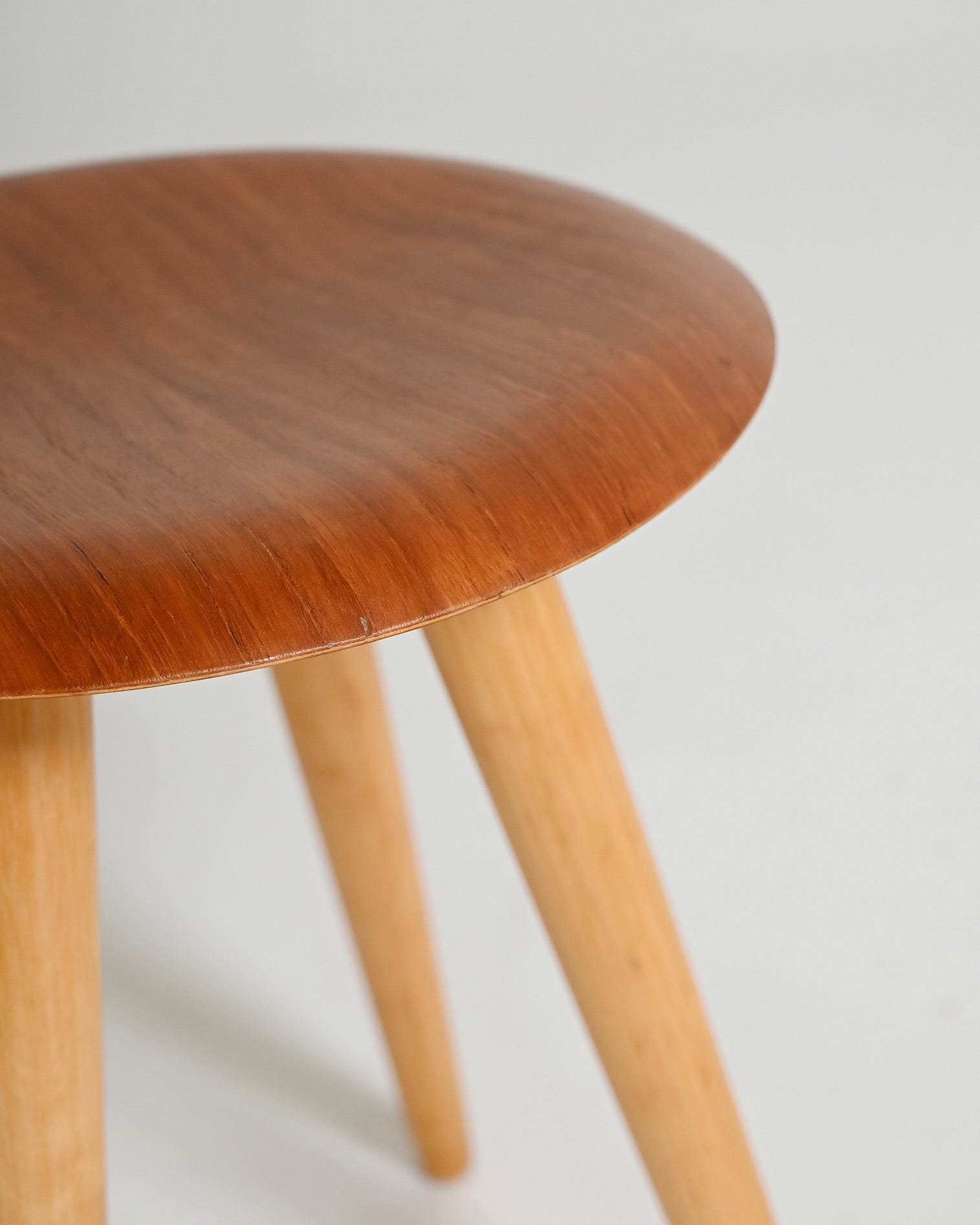 Sgabello scandinavo con seduta rotonda, anni '50/'60