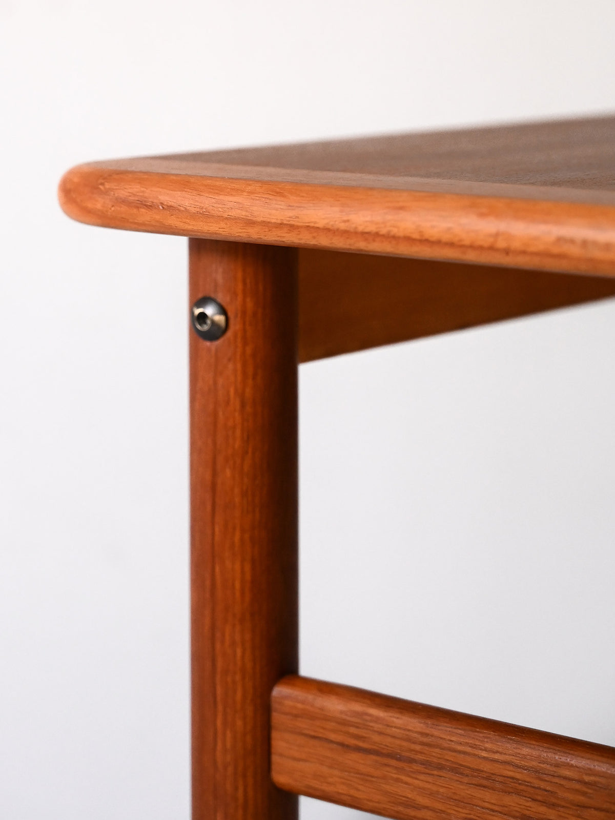Tavolino scandinavo in teak con gambe tornite