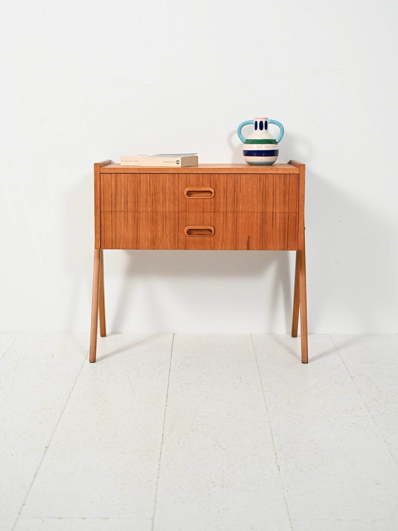 Comodino scandinavo in teak con due cassetti, anni Sessanta