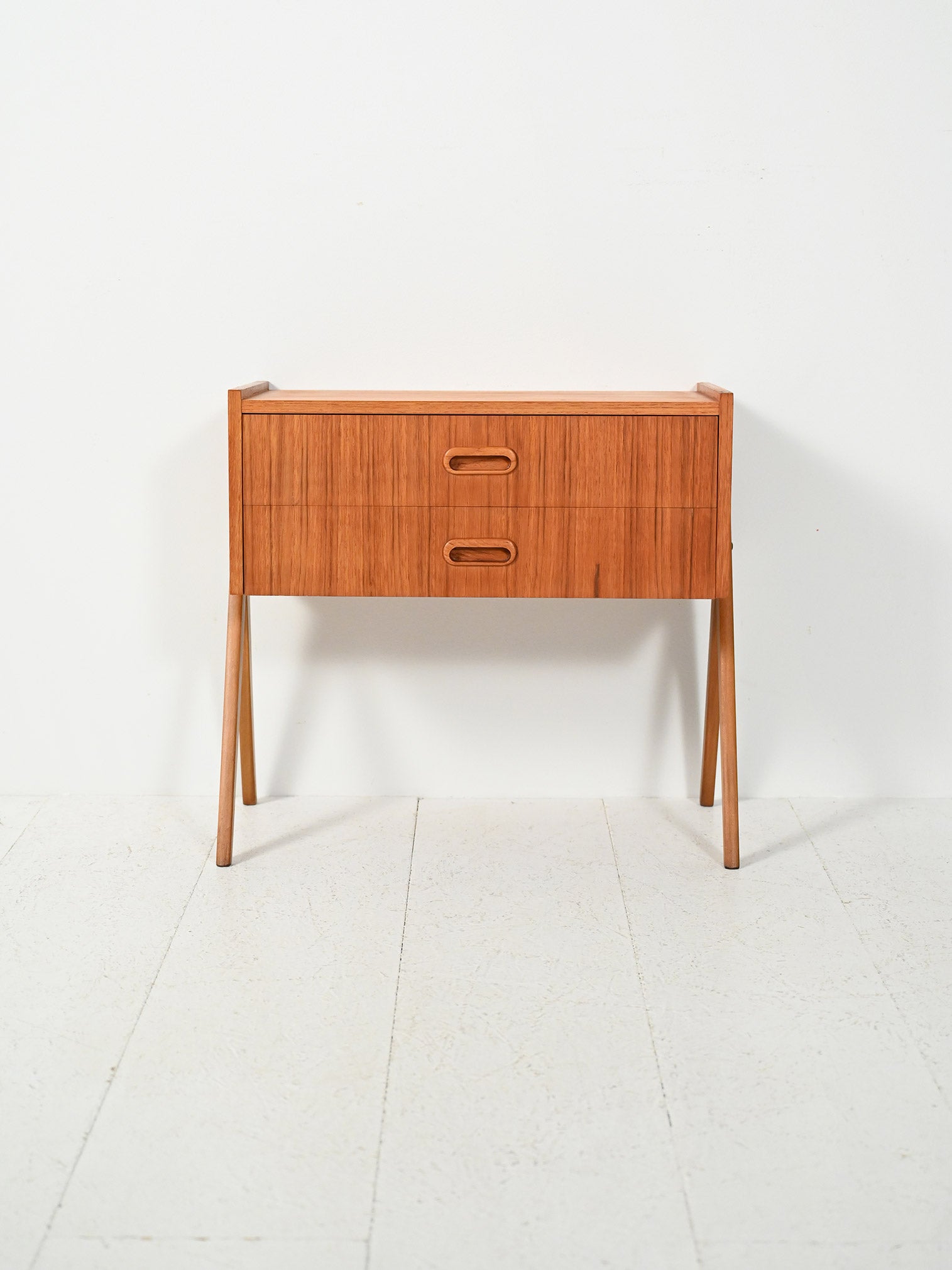 Comodino scandinavo in teak con due cassetti, anni Sessanta 1