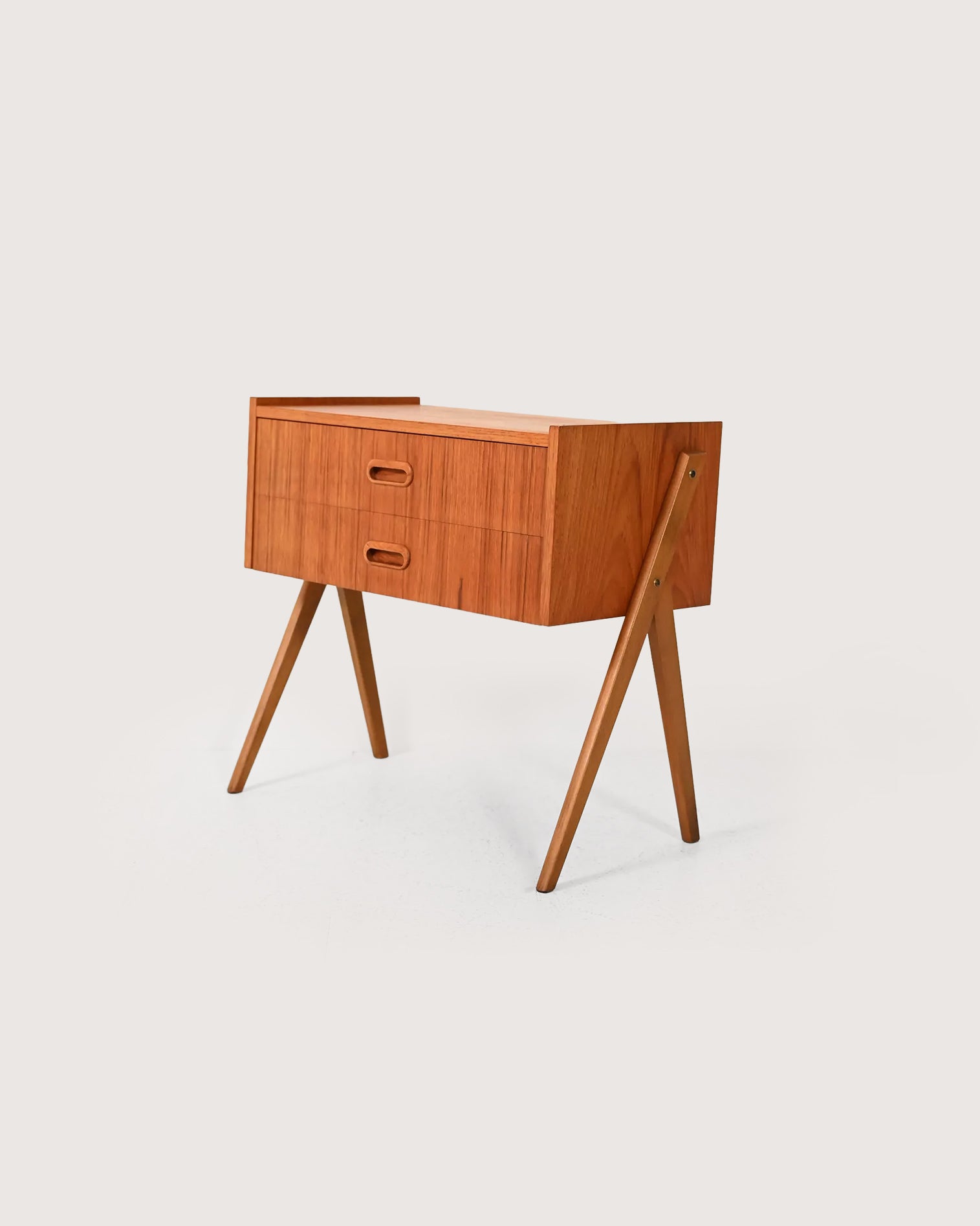 Comodino scandinavo in teak con due cassetti, anni Sessanta