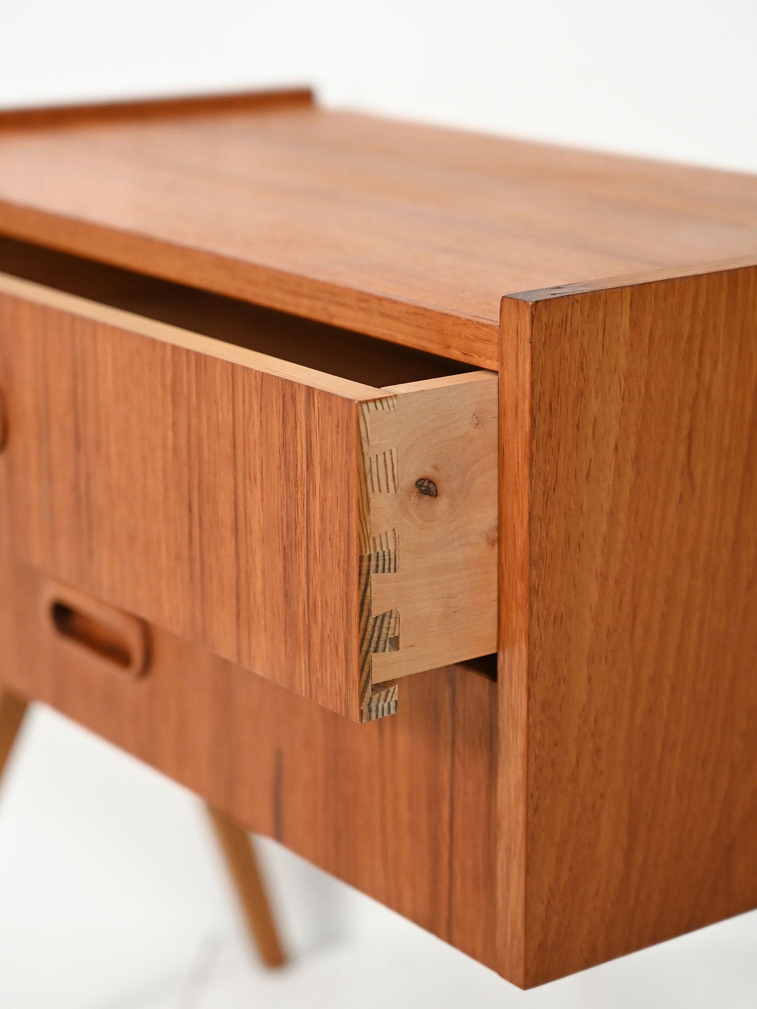 Comodino scandinavo in teak con due cassetti, anni Sessanta 7