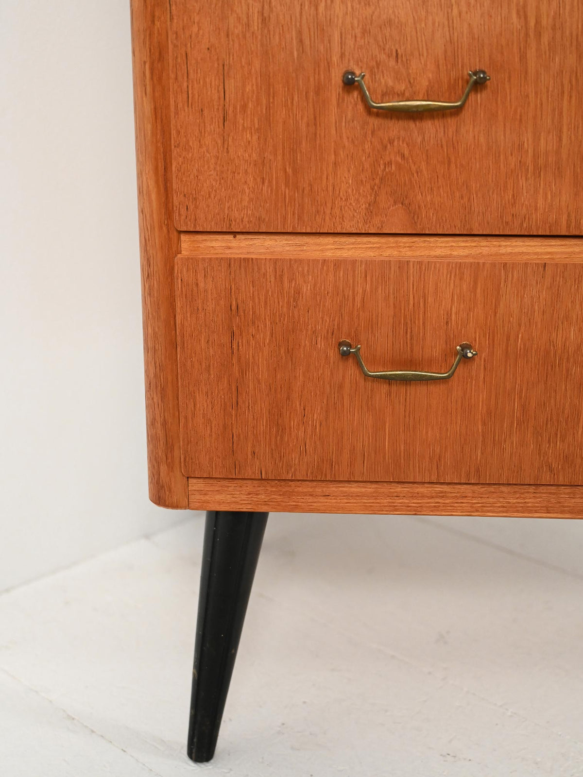 Cassettiera scandinava in teak con gambe nere
