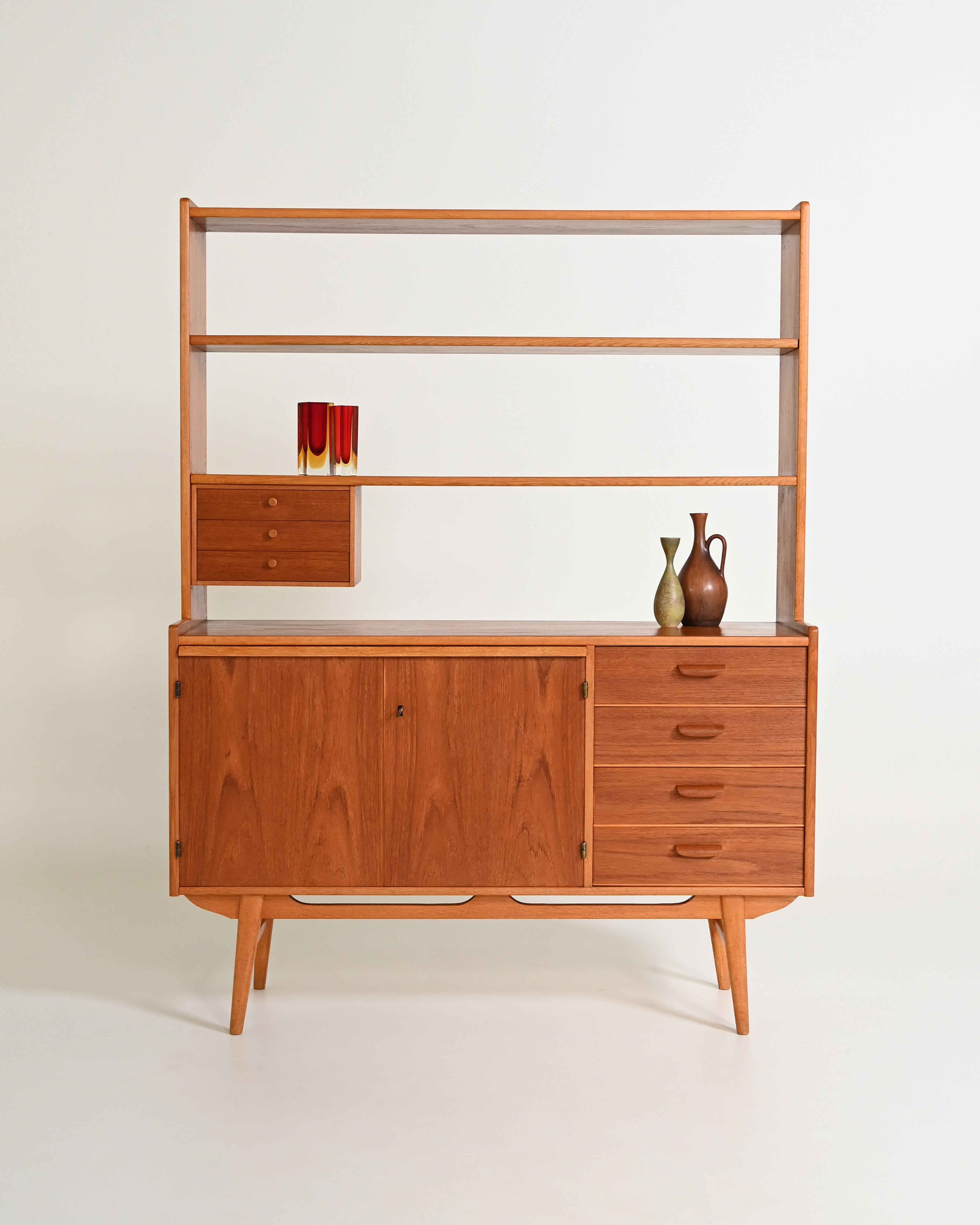 Libreria scandinava con con cabinet, anni '60