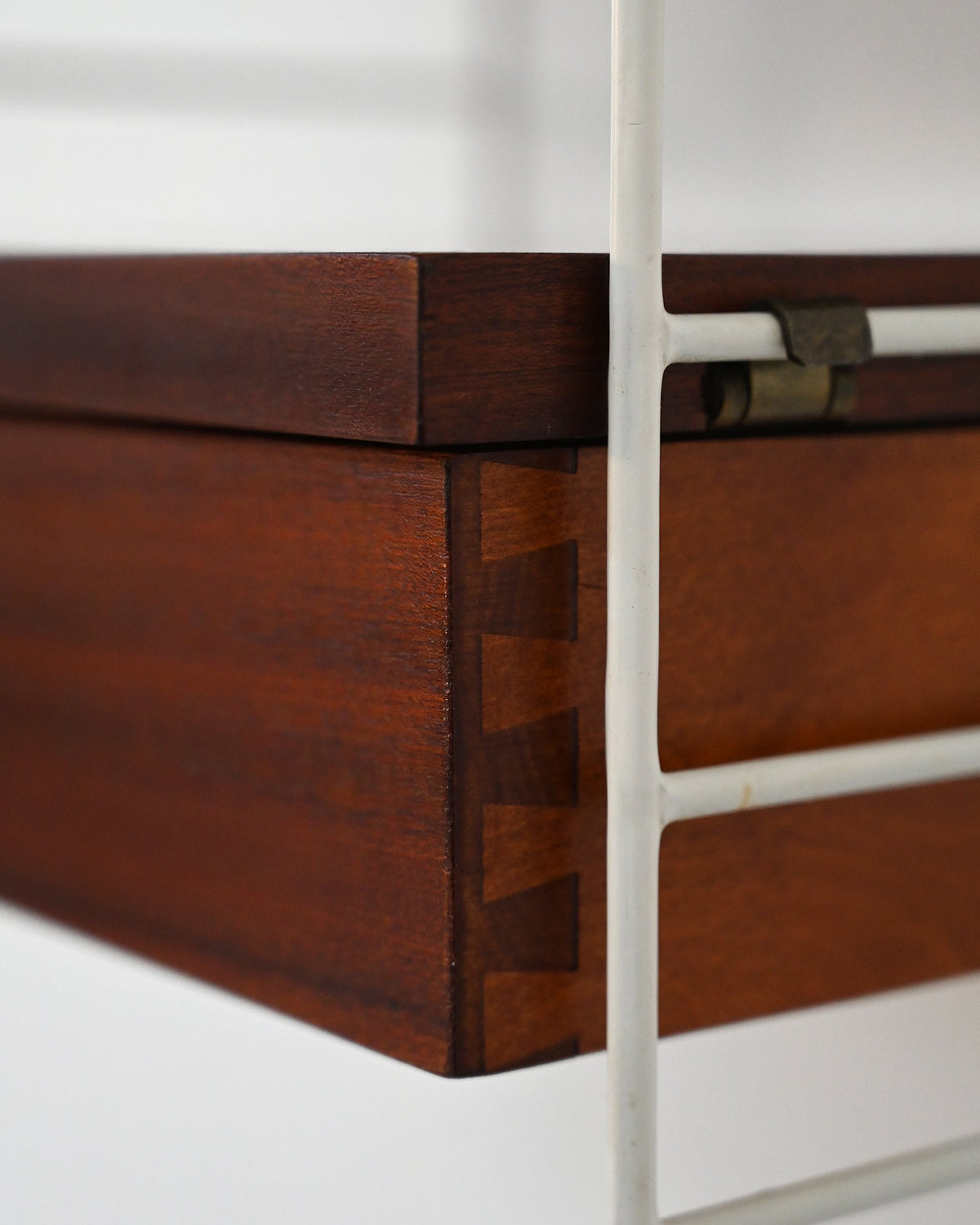 Scaffale a muro con cassetto prodotto da BFB-hyllan per String Design, anni ’50