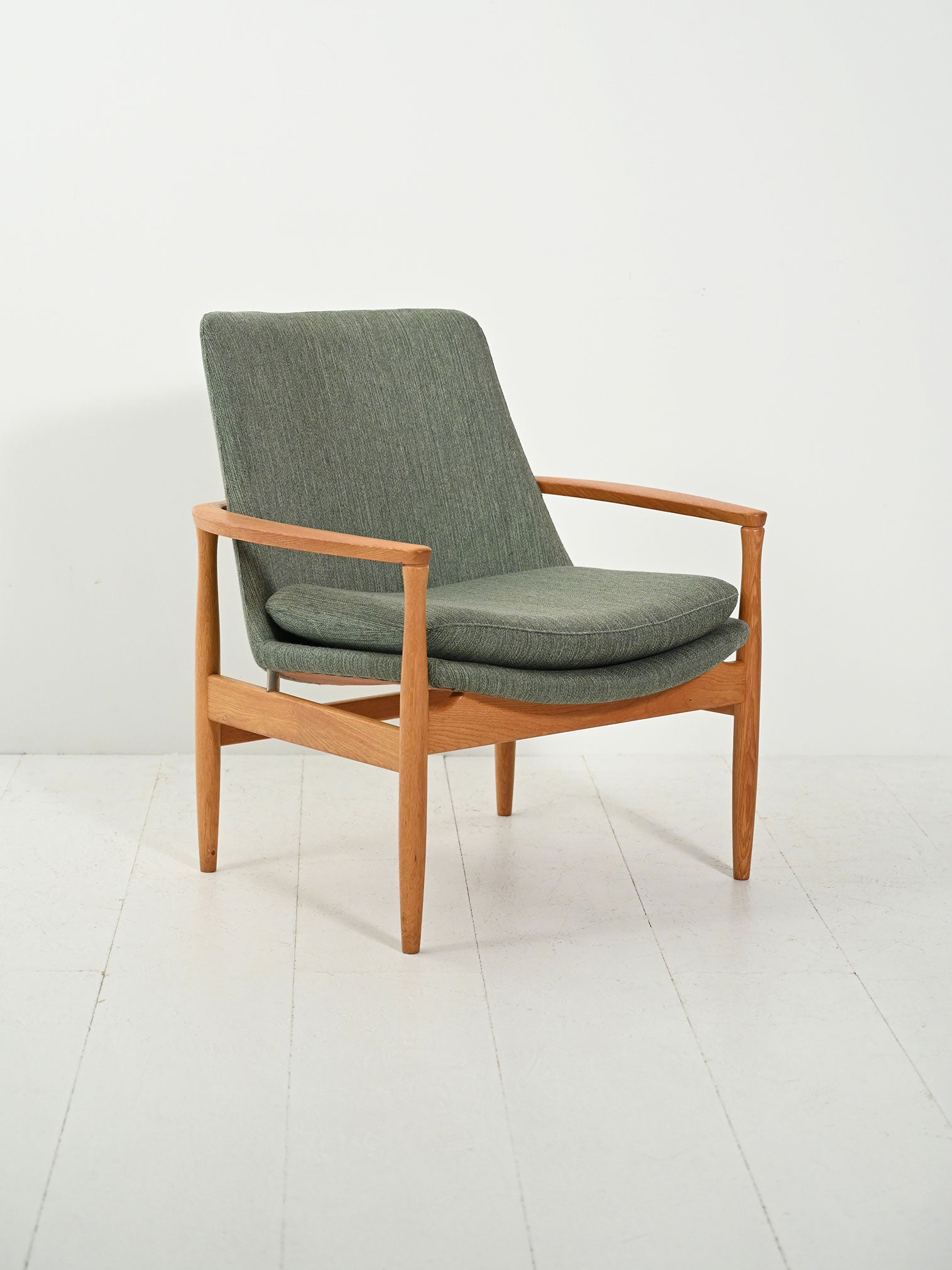 Poltrona scandinava in rovere e lana verde salvia 1
