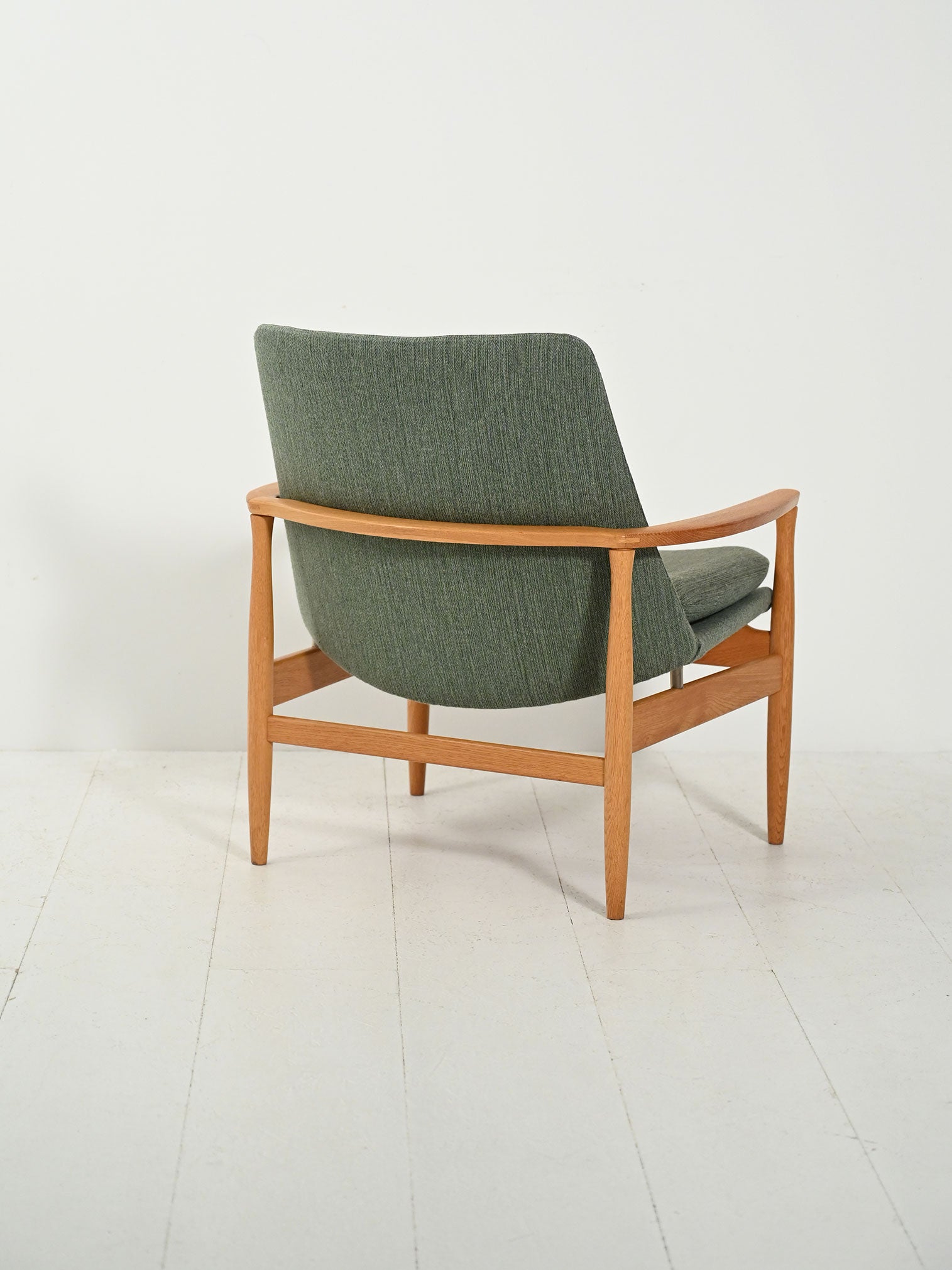 Poltrona scandinava in rovere e lana verde salvia 2