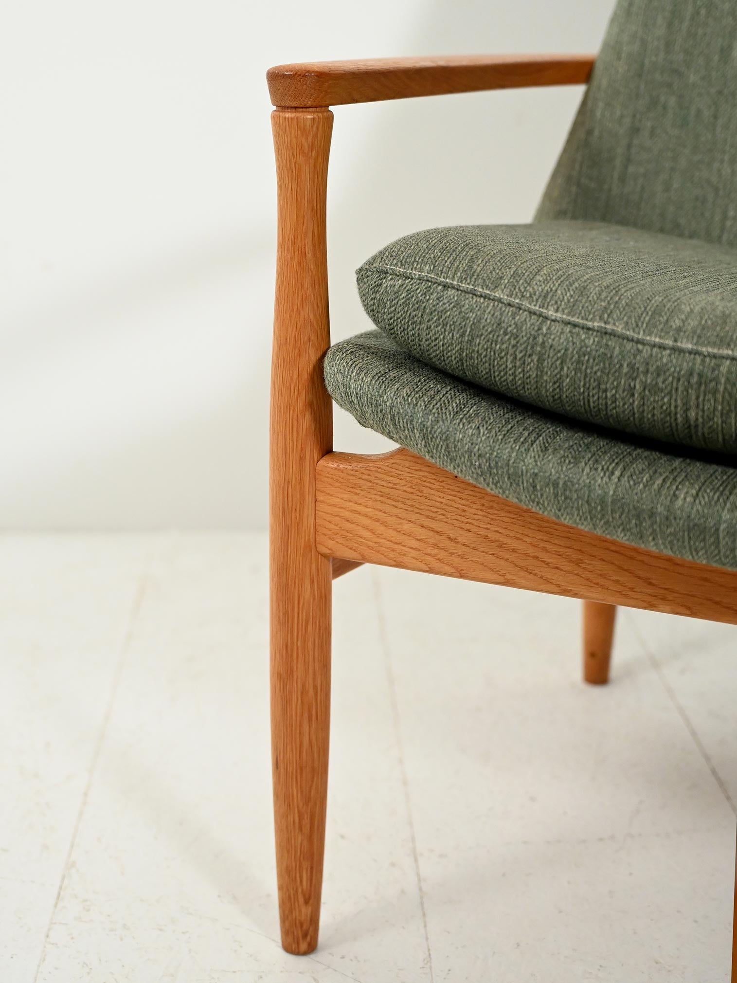 Poltrona scandinava in rovere e lana verde salvia 6