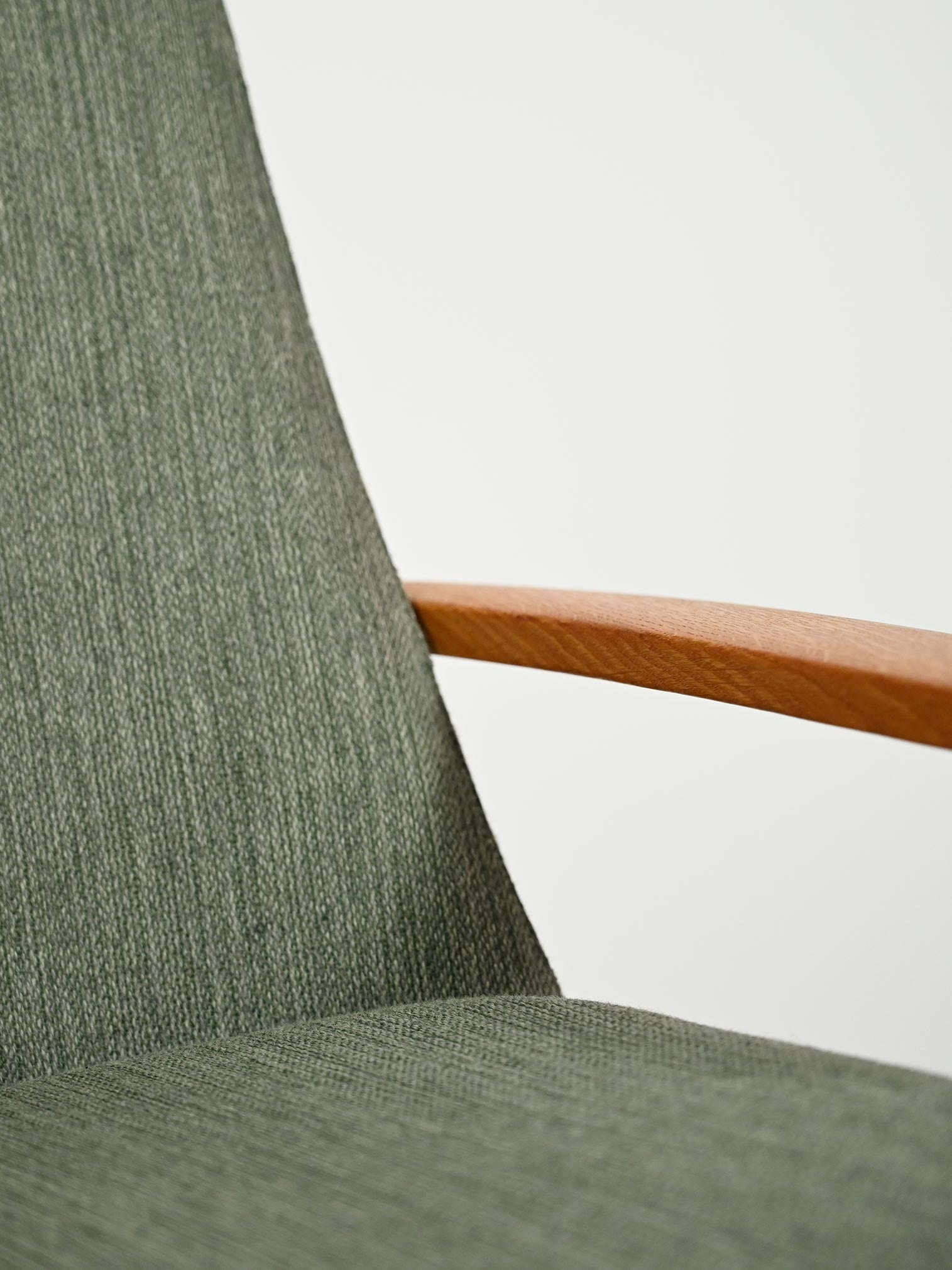 Poltrona scandinava in rovere e lana verde salvia 8