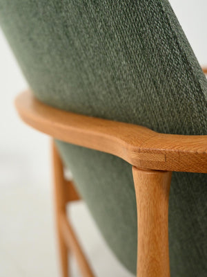 Poltrona scandinava in rovere e lana verde salvia 9