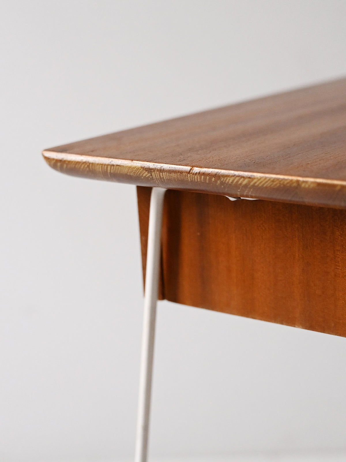 Comodino scandinavo anni 60 in metallo e mogano