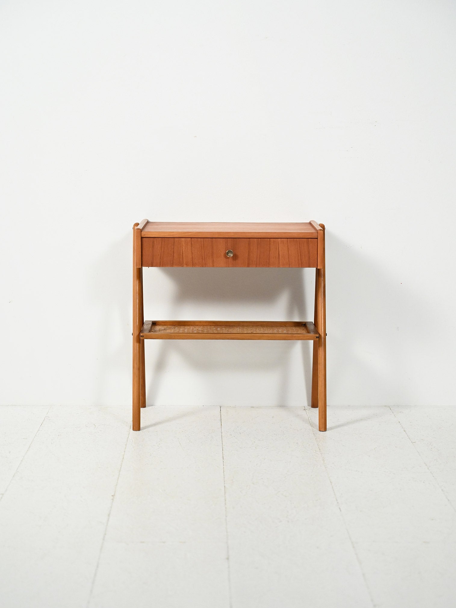 Comodino scandinavo anni 50 in teak con paglia di Vienna 1