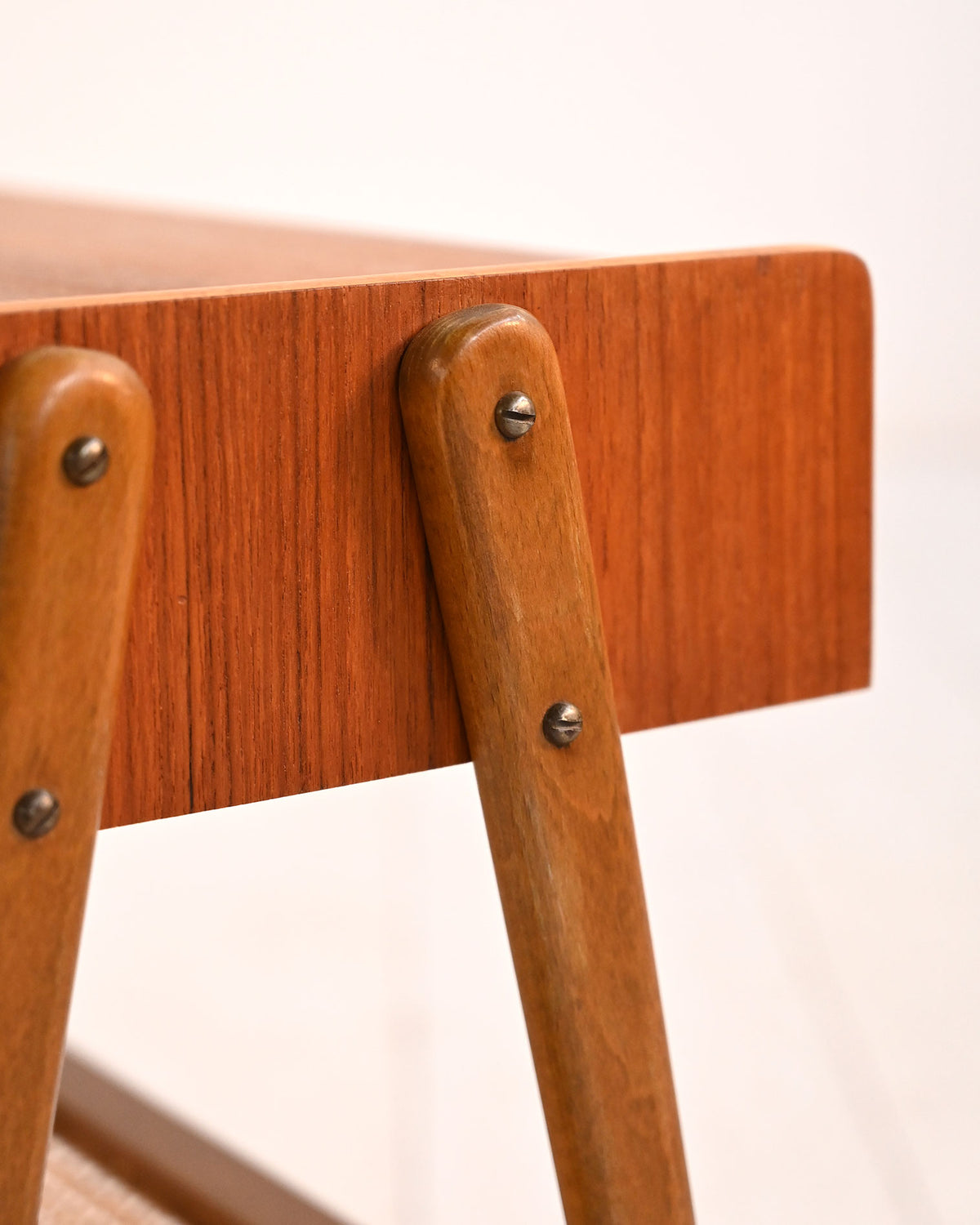 Comodino scandinavo in teak con ripiano in rattan, anni ’50