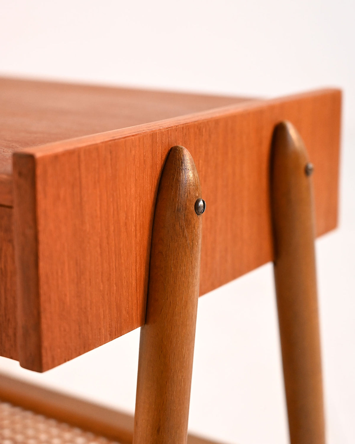 Comodino scandinavo in teak con mensola in paglia di Vienna, anni ’50
