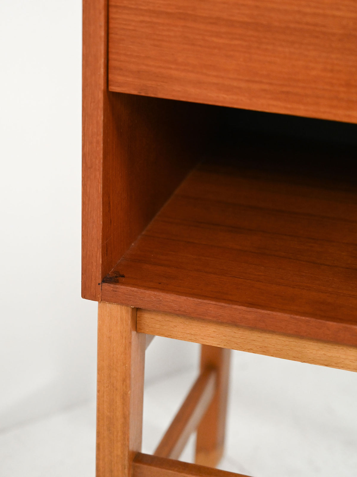 Comodino scandinavo cubico in teak anni Sessanta
