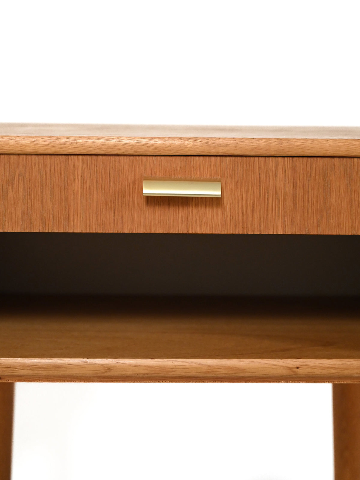 Comodino scandinavo vintage con maniglia in ottone