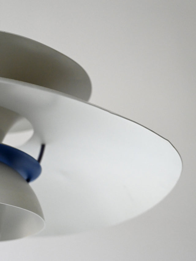 Lampada a sospensione ‘PH5’ di Poul Henningsen per Louis Poulsen