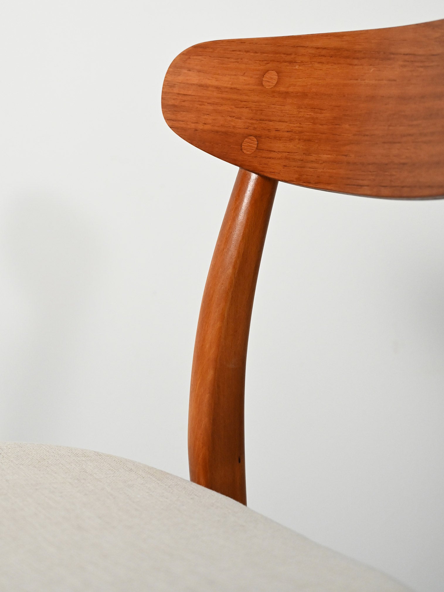 Coppia di sedie scandinave vintage con schienale a mezzaluna 9