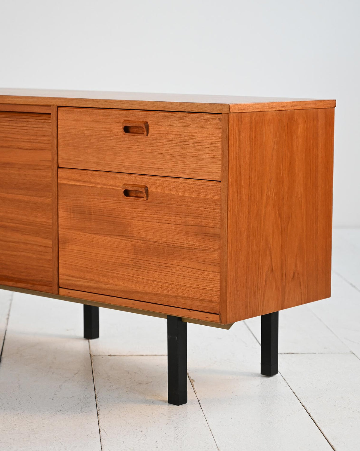 Sideboard scandinavo in teak con ante a serranda, anni ’60