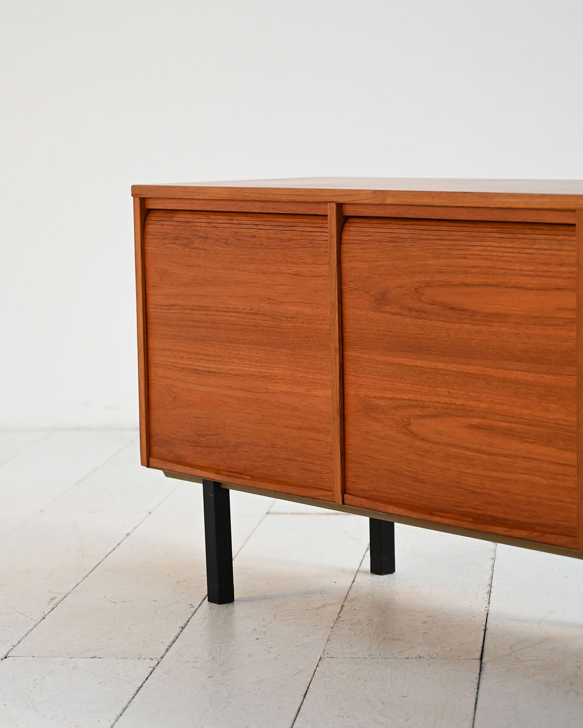 Sideboard scandinavo in teak con ante a serranda, anni ’60