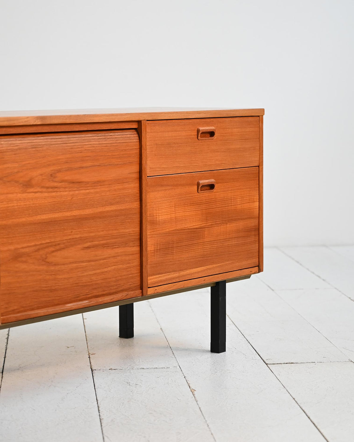 Sideboard scandinavo in teak con ante a serranda, anni ’60