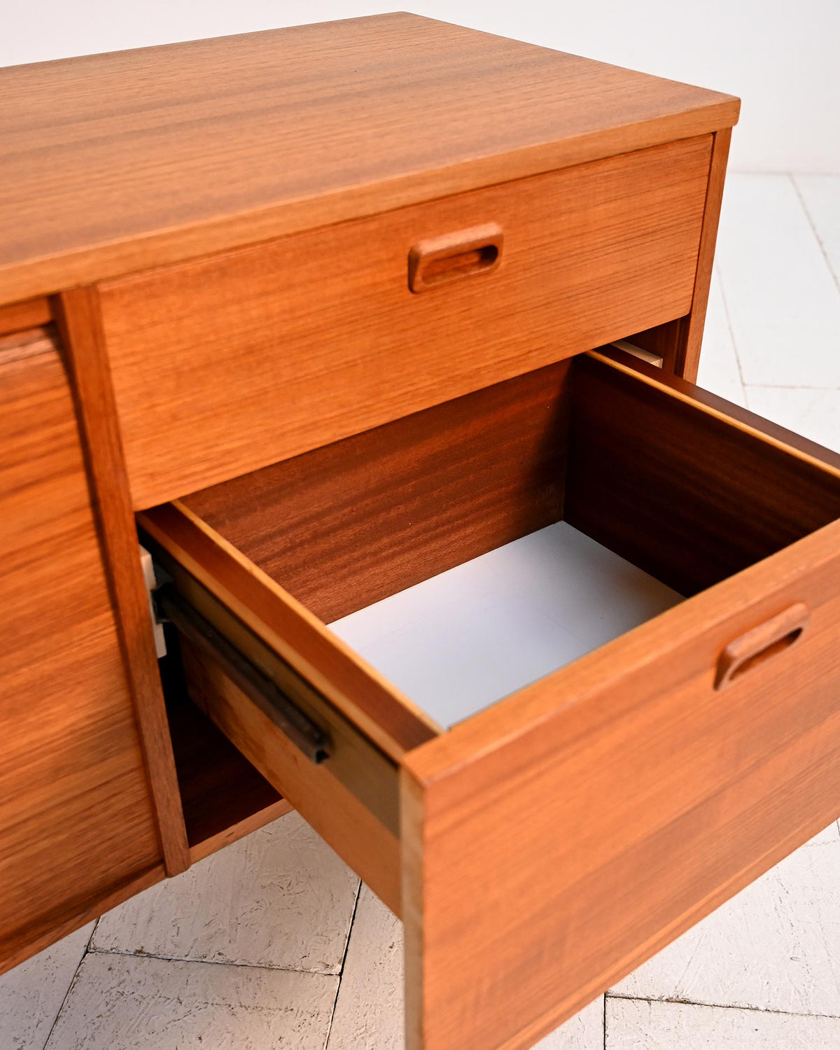Sideboard scandinavo in teak con ante a serranda, anni ’60