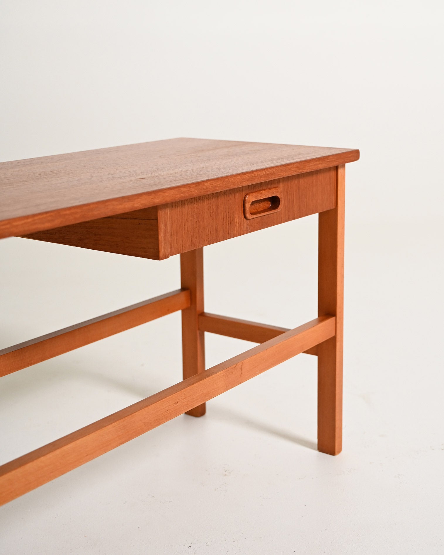 Tavolino scandinavo con cassetto, anni '60