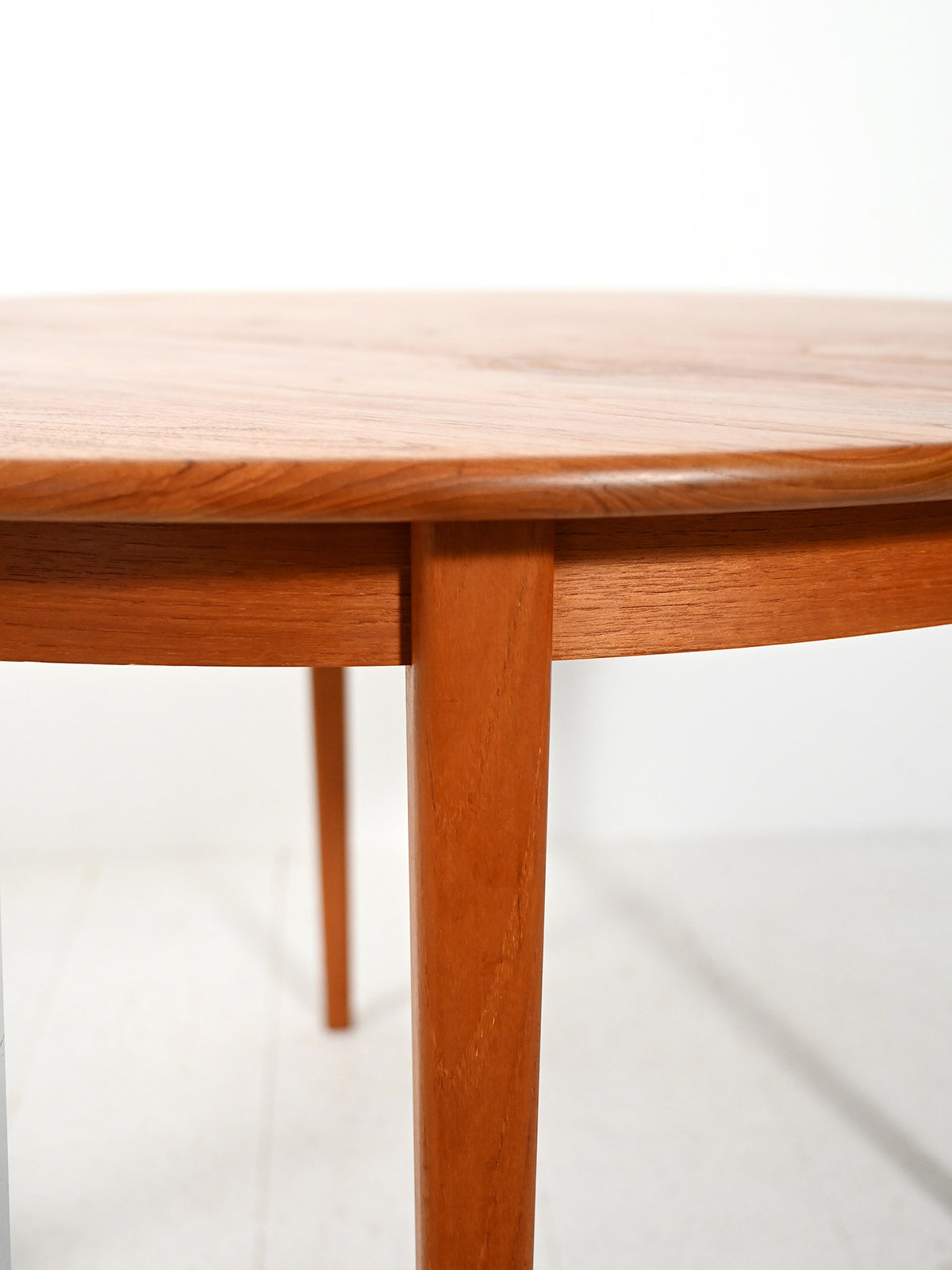 Tavolo rotondo allungabile in teak di Svante Skogh