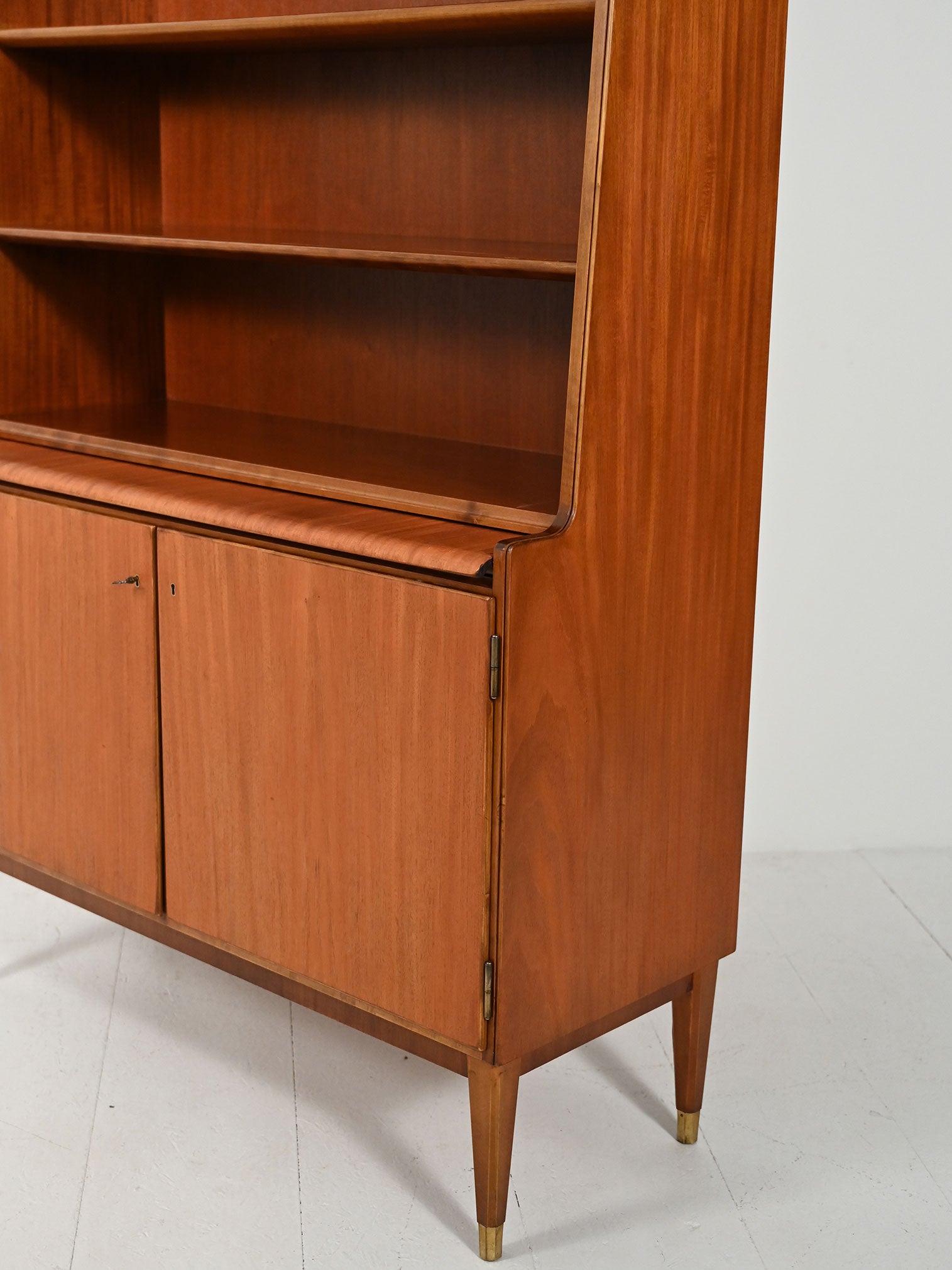 Libreria vintage di Bodafors con scrittoio estraibile 7