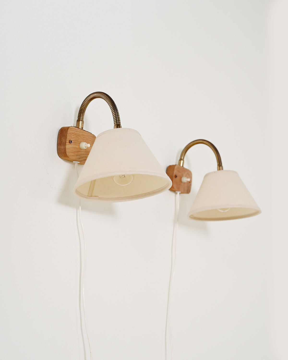 Coppia di applique in legno e ottone scandinave, anni '50