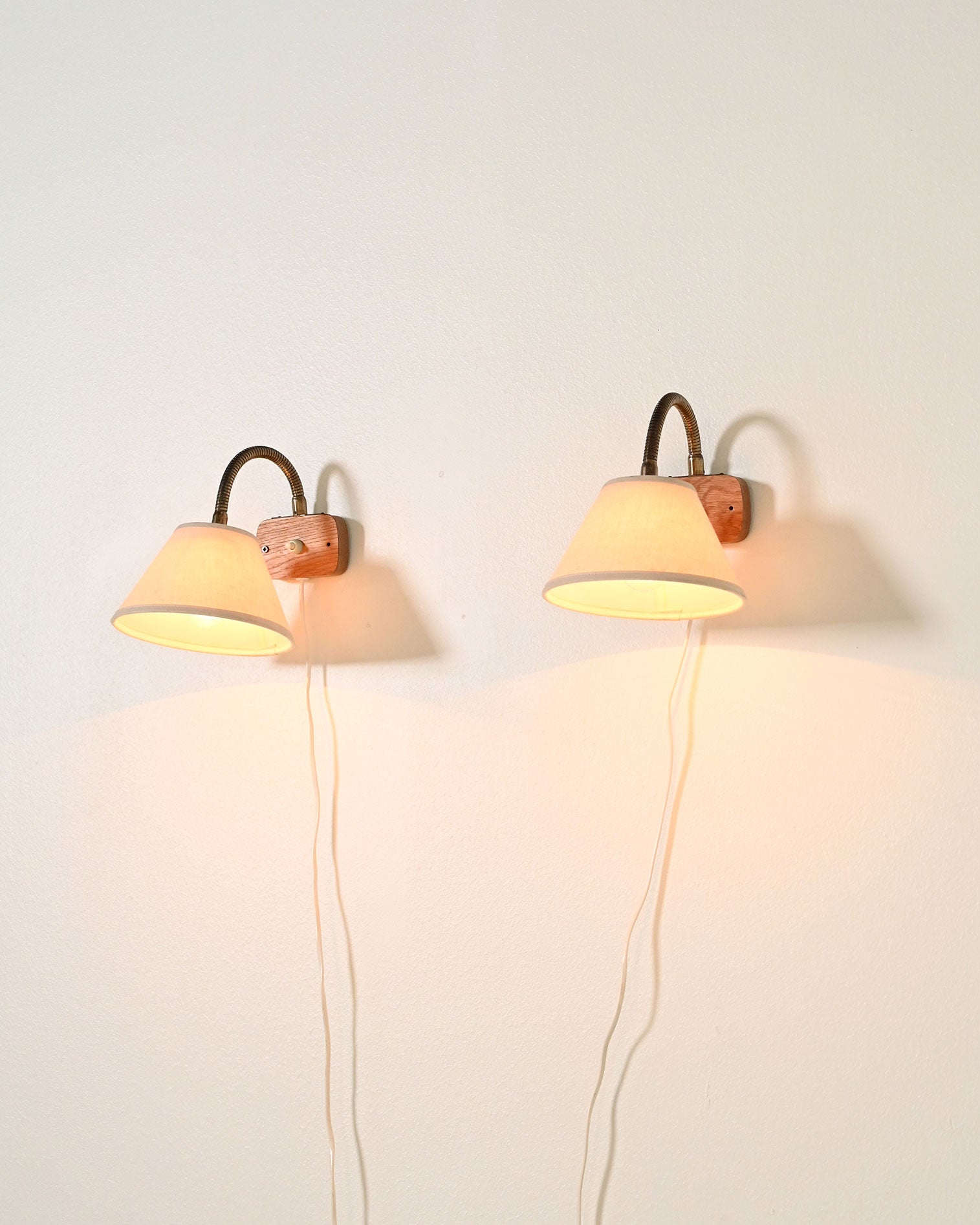 Coppia di applique in legno e ottone scandinave, anni '50