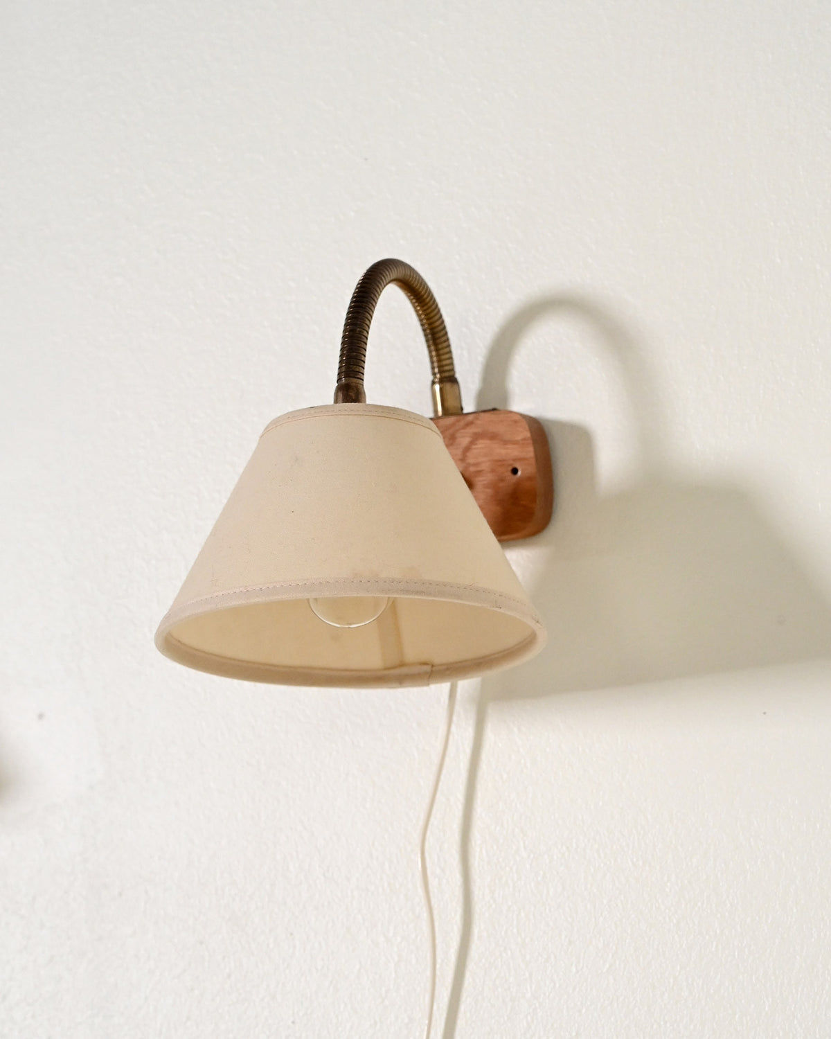 Coppia di applique in legno e ottone scandinave, anni '50