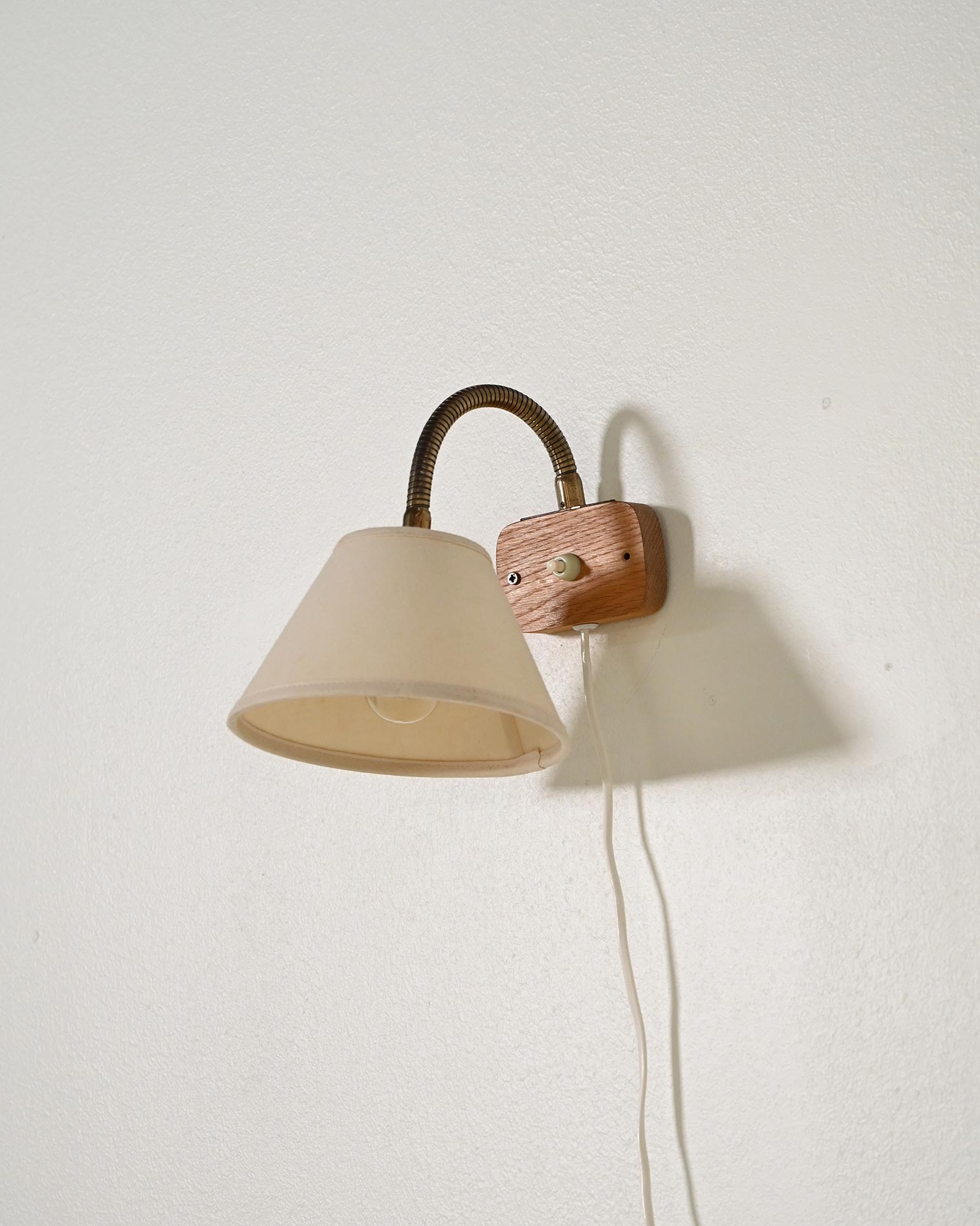 Coppia di applique in legno e ottone scandinave, anni '50