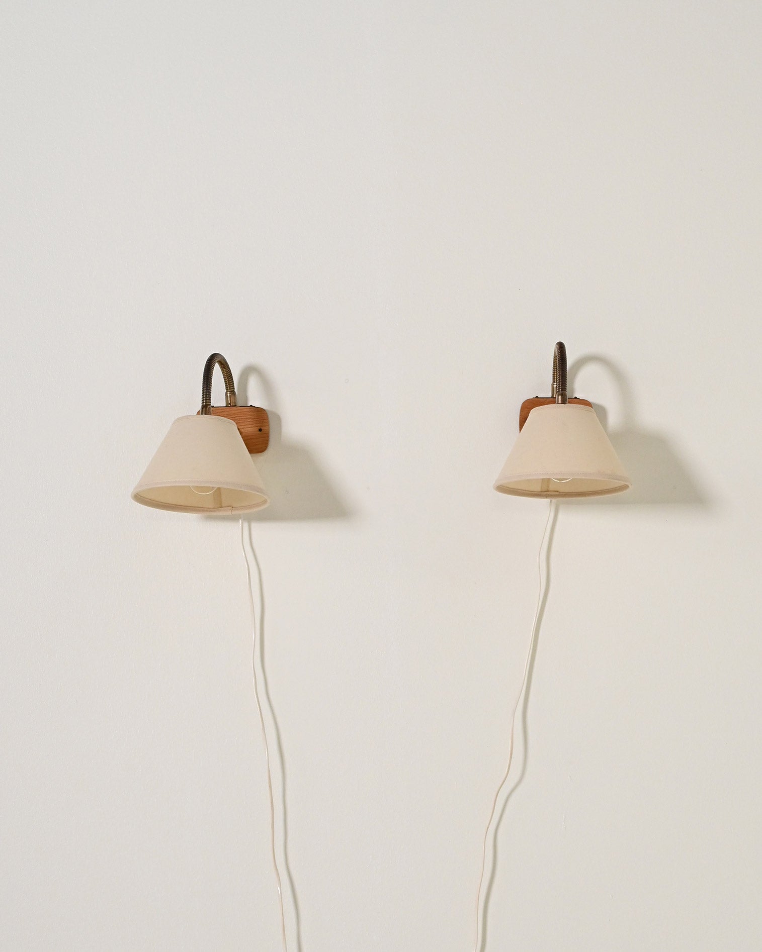 Coppia di applique in legno e ottone scandinave, anni '50
