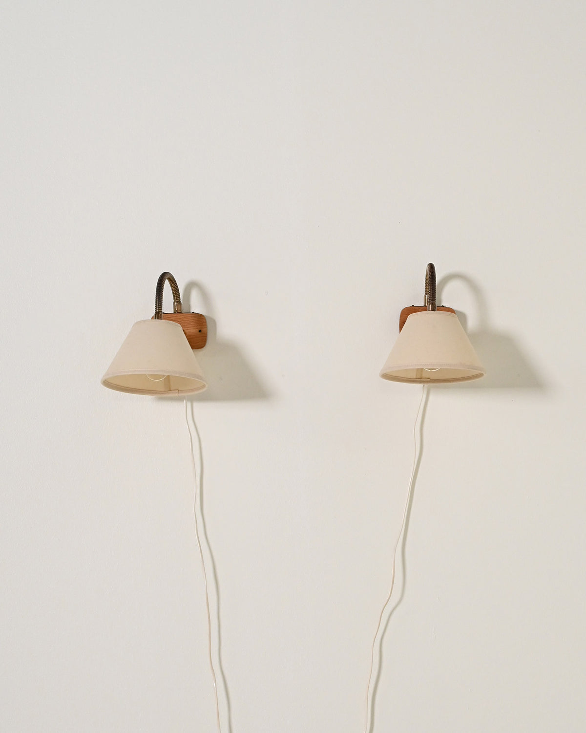 Coppia di applique in legno e ottone scandinave, anni '50