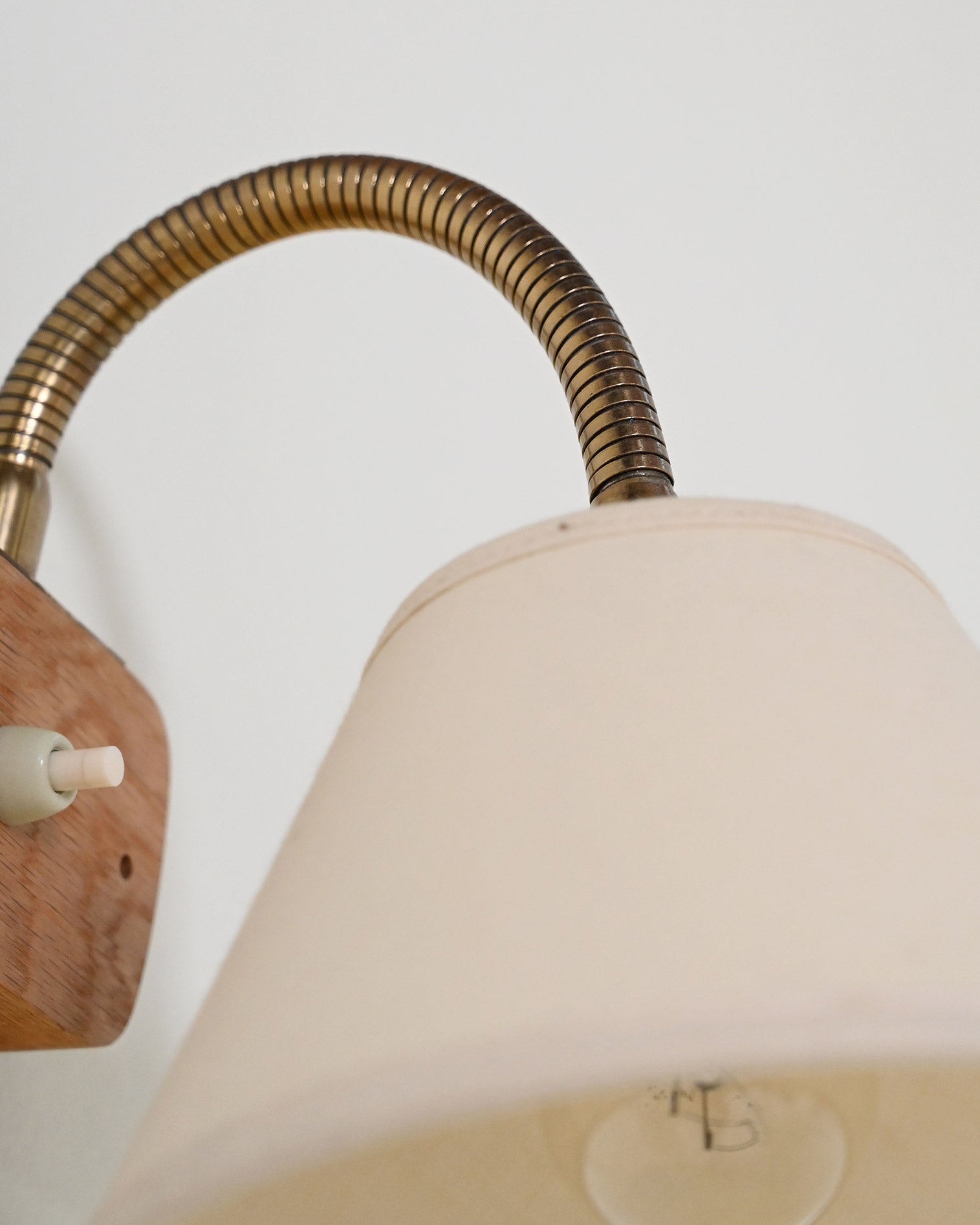 Coppia di applique in legno e ottone scandinave, anni '50