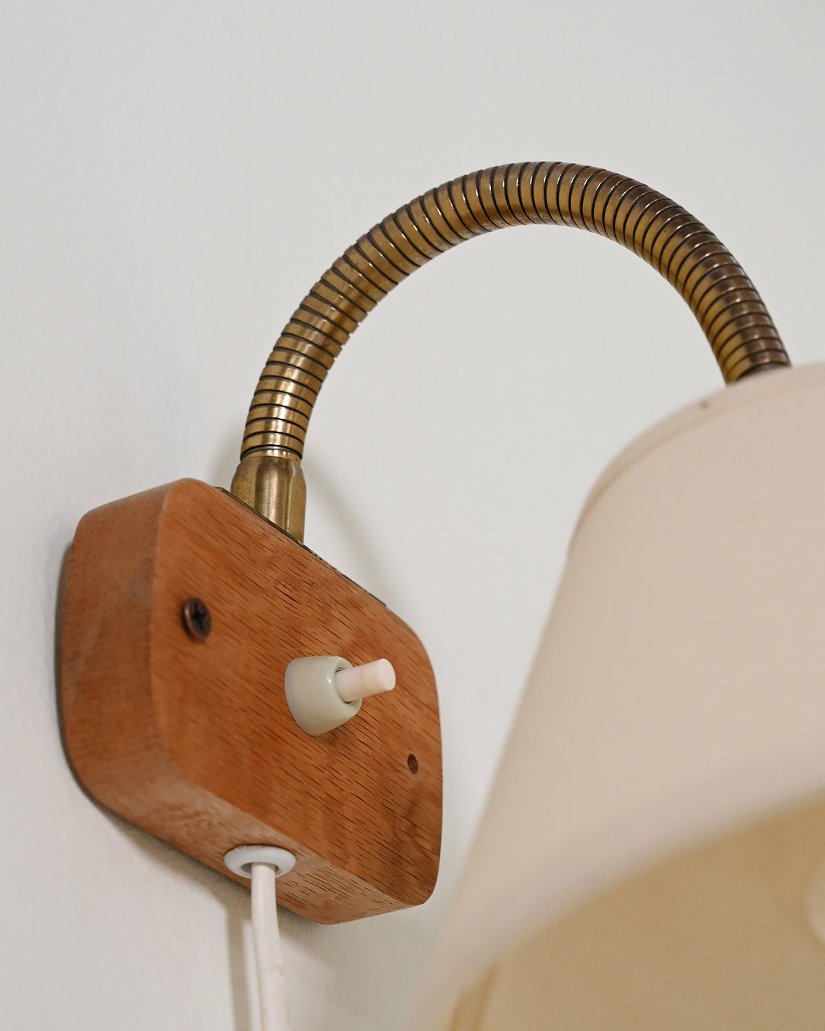 Coppia di applique in legno e ottone scandinave, anni '50