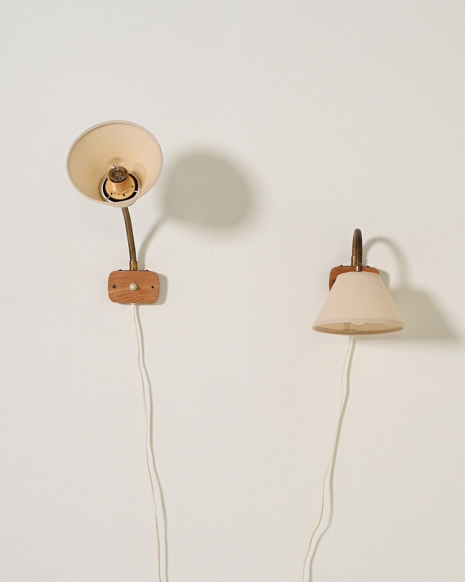 Coppia di applique in legno e ottone scandinave, anni '50