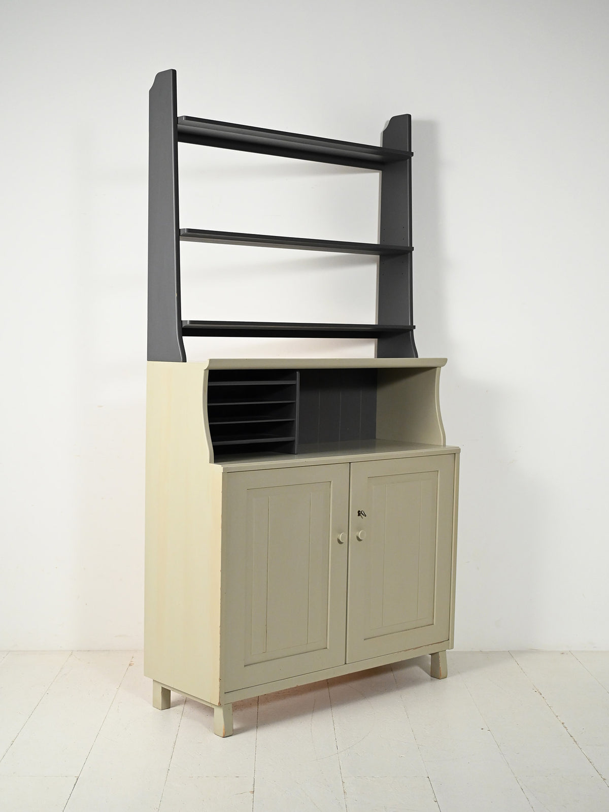 Cabinet con ripiani a vista “Visingsö” di Carl Malmsten per Svensk Fur, anni ’50