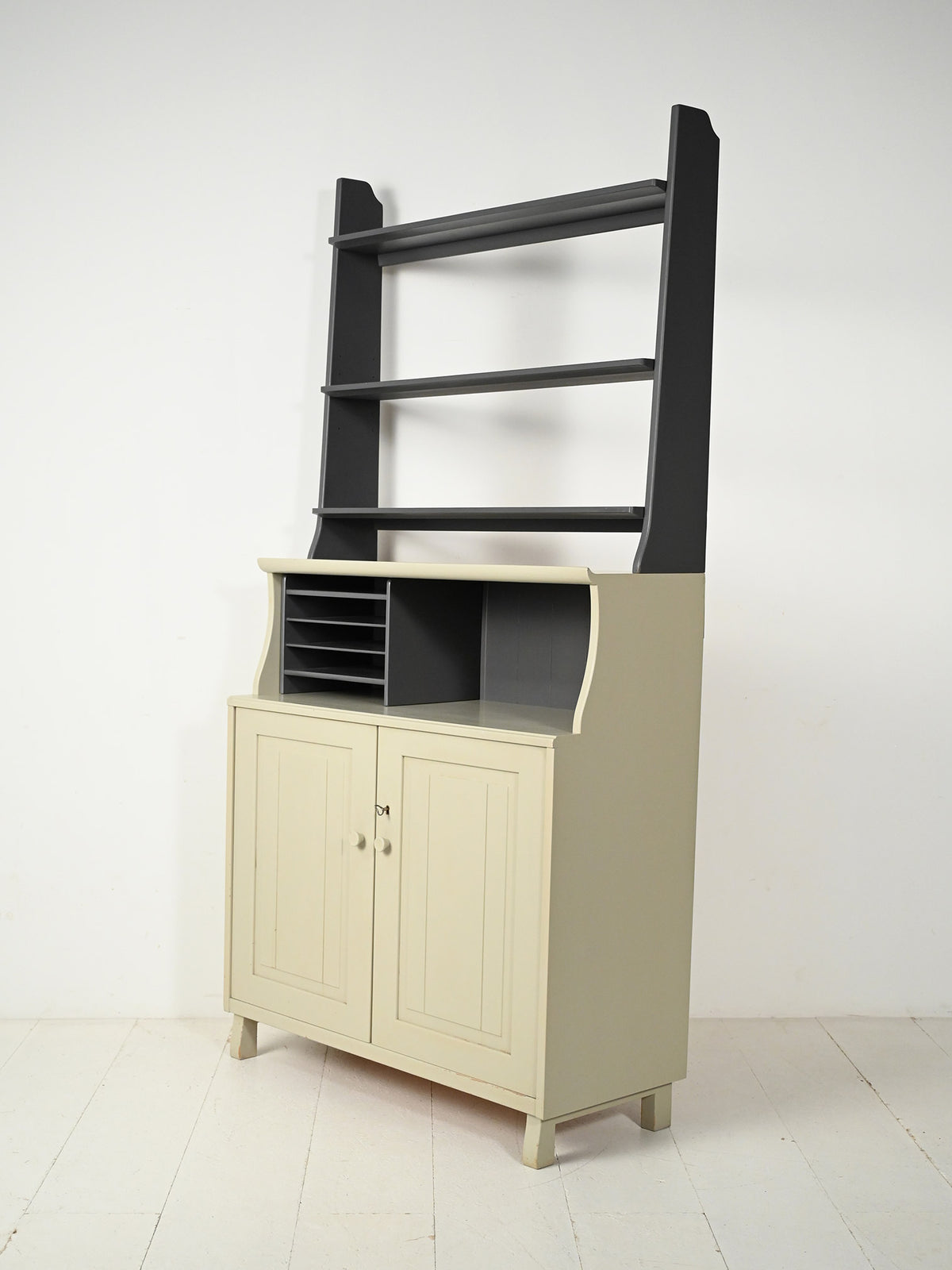 Cabinet con ripiani a vista “Visingsö” di Carl Malmsten per Svensk Fur, anni ’50