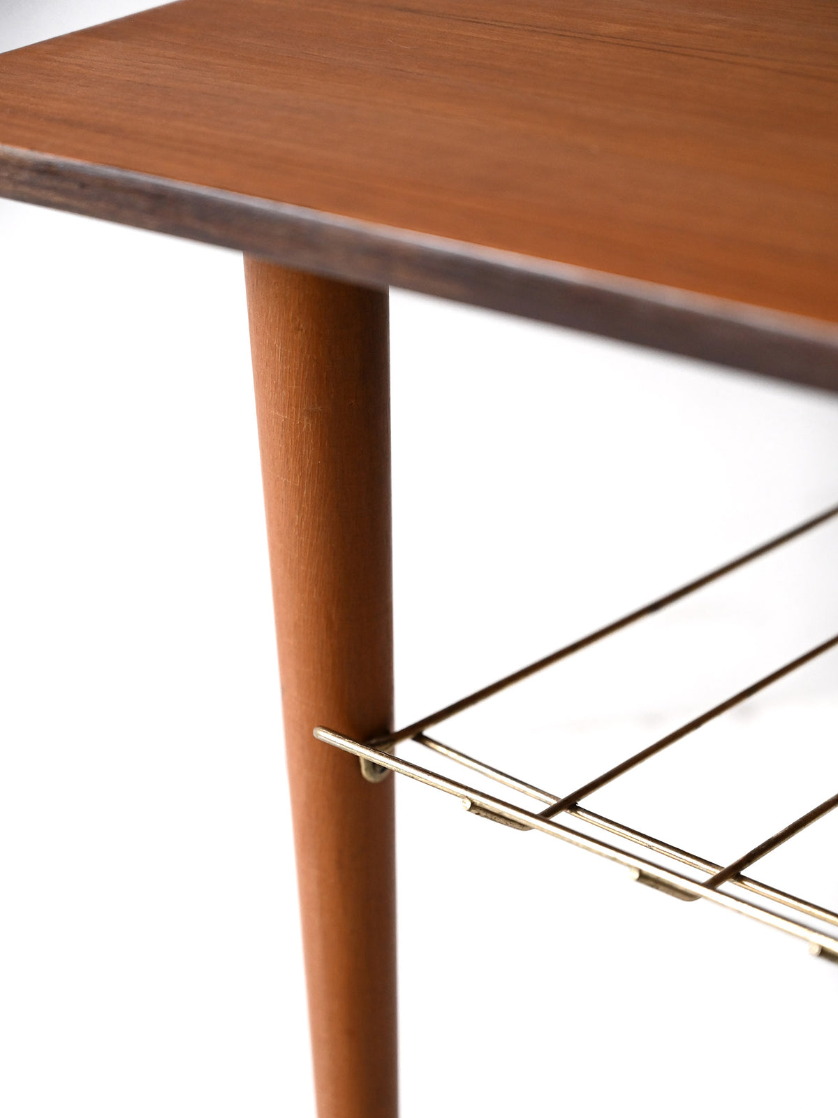 Coffee table scandinavo vintage in teak con mensola in ottone