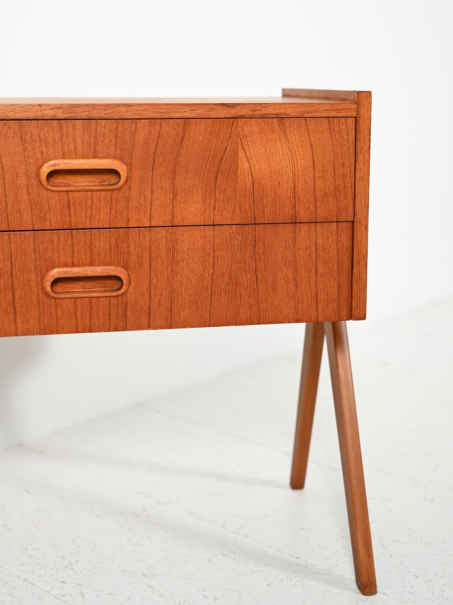 Comodino scandinavo in teak con due cassetti, anni Sessanta 5