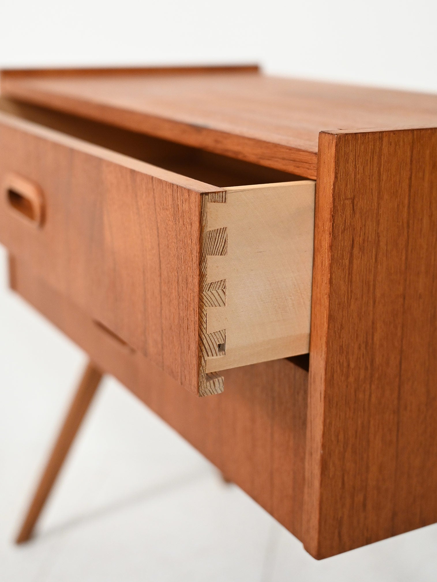 Comodino scandinavo in teak con due cassetti, anni Sessanta 6